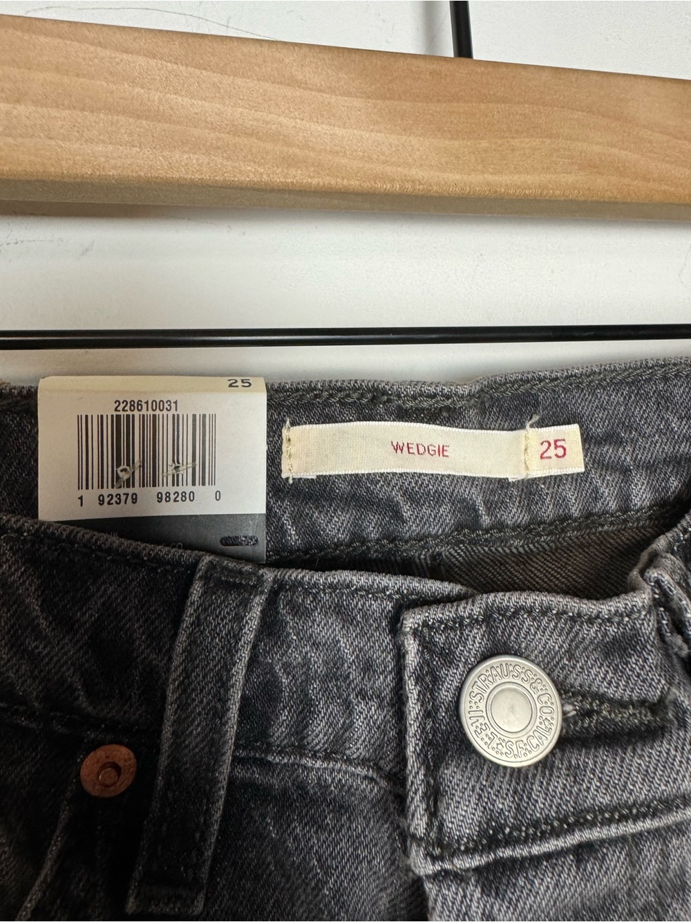 NWT Levi’s Wedgie Tapered Leg Jeans Washed Black 25 - Picture 4 of 10